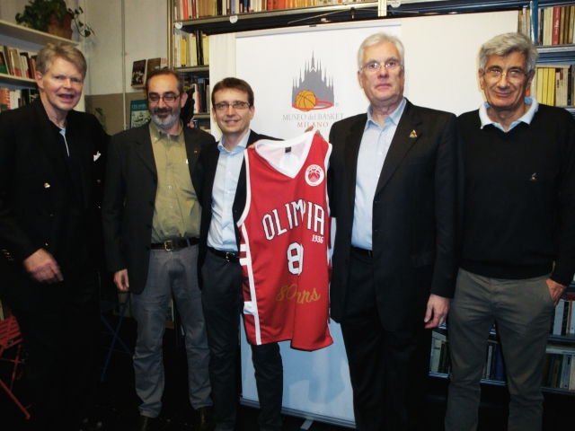I curatori del "Museodelbasket-milano.it" Art kenney, in rappresentanza di Paolo Bianchi, Alessandro De Mori, Stefano Bertani, Giorgio Papetti e Mauro Gurioli posano con la maglietta celebrativa degli ottant'anni dell'Olimpia Milano